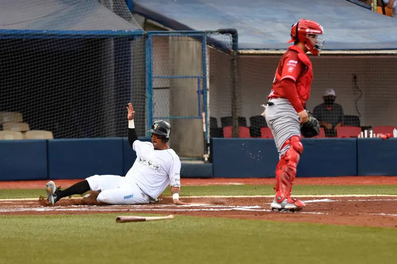 DIABLOS ROJOS Samar Leyva realiza una carrera