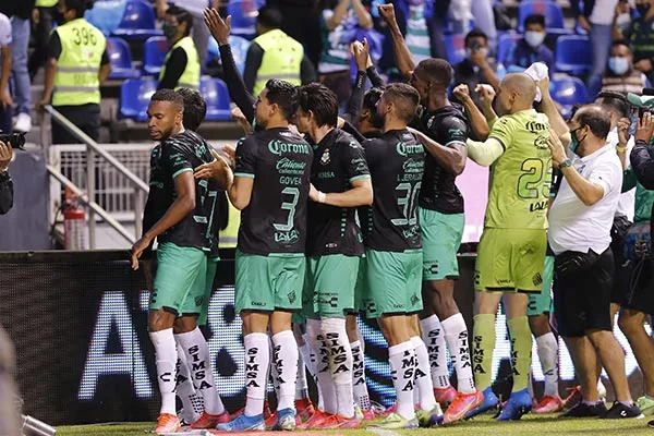 IMAGO7 Jugadores de Santos tras eliminar a Puebla