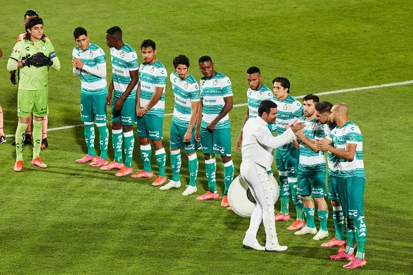 Pablo Montero saludando a los jugadores de Santos