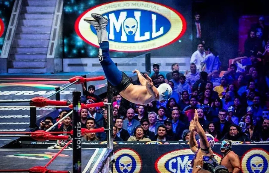 Atlantis Jr en vuelo en la Arena México