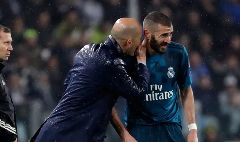 AP Benzema y Zidane durante un duelo del Real Madrid