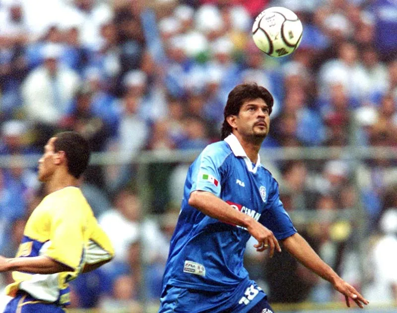 Cardozo durante un duelo con Cruz Azul en 2001