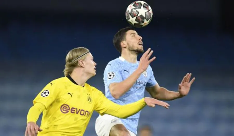 Dias pelea el balón con Erling Haaland