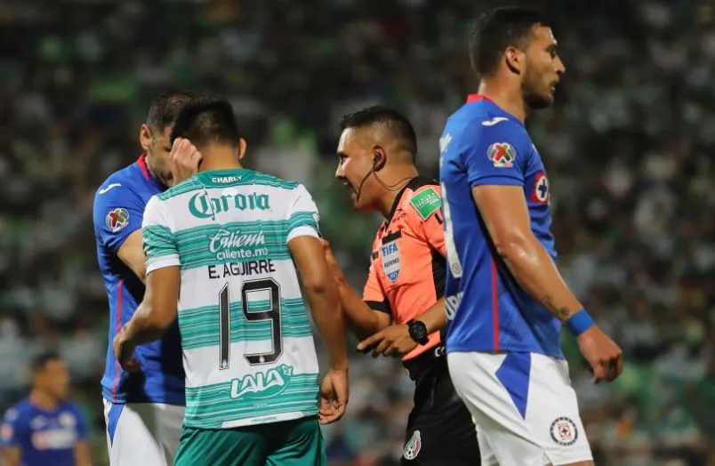 Aguilar y Aguirre discuten en el juego