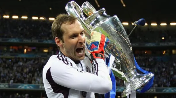 Petr Cech, levantando la Orejona