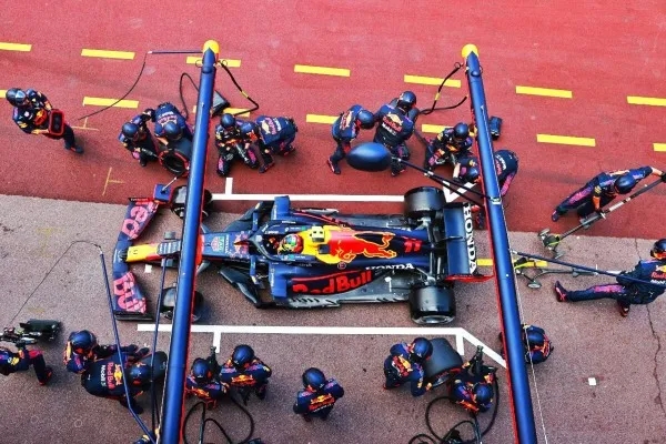 Sergio 'Checo' Pérez en los pits