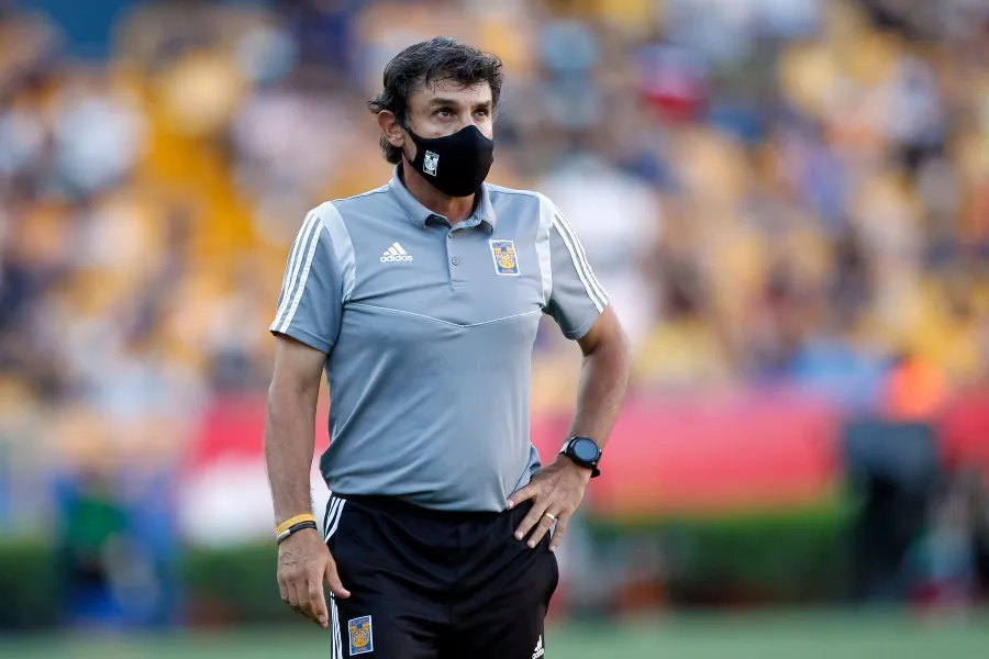 Roberto Medina durante un partido de Tigres Femenil