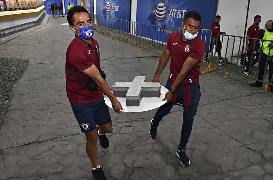 Orbelín carga la cruz de cemento junto a Rafael Baca