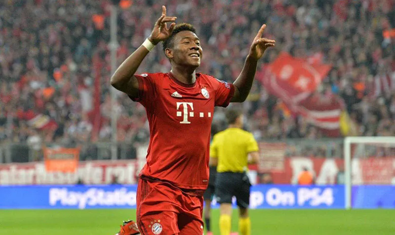 David Alaba durante un duelo con el Bayern Munich
