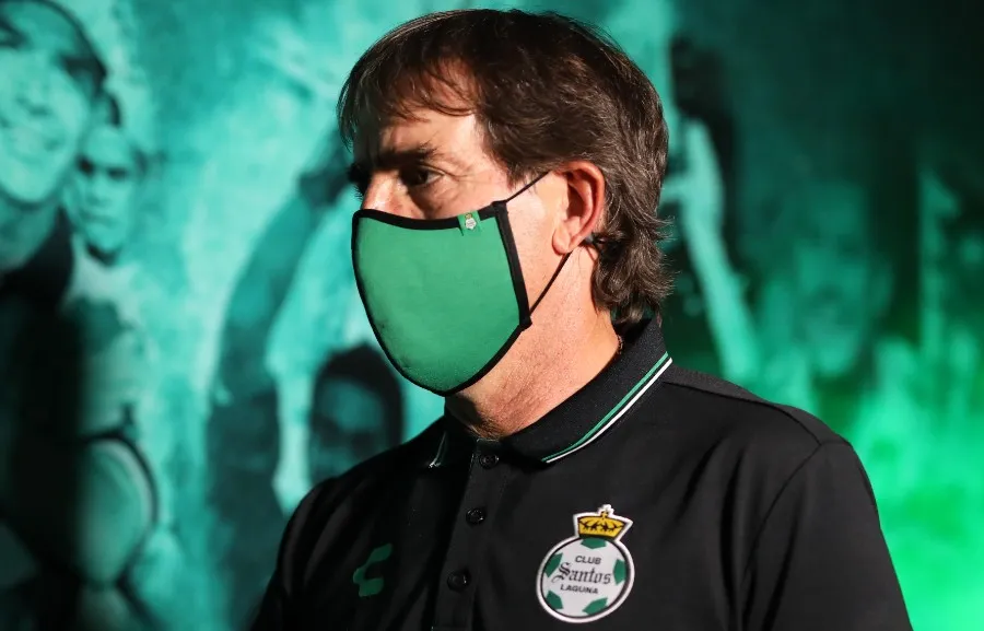 Almada previo al juego de Santos