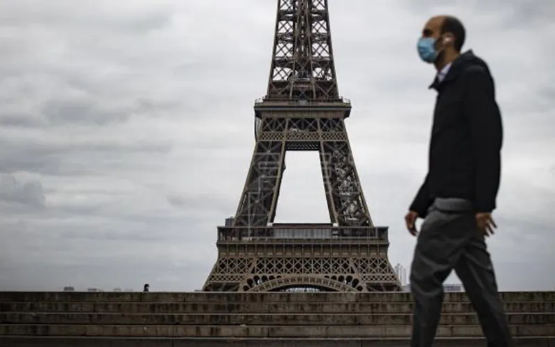 Francés con cubrebocas en París
