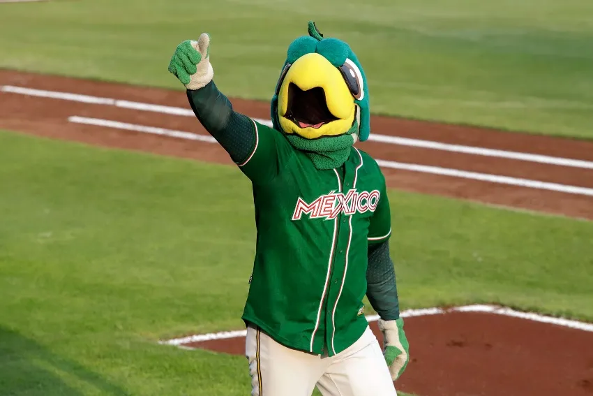 IMAGO7 Mascota de los Pericos en un juego de México