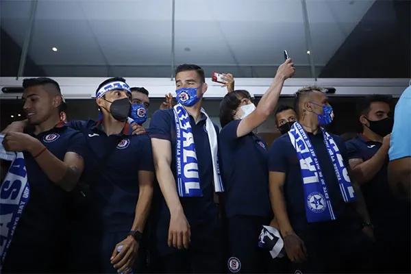 AGENCIA RÉCORD | MIGUEL PONTÓN Jugadores de Cruz Azul durante la serenata