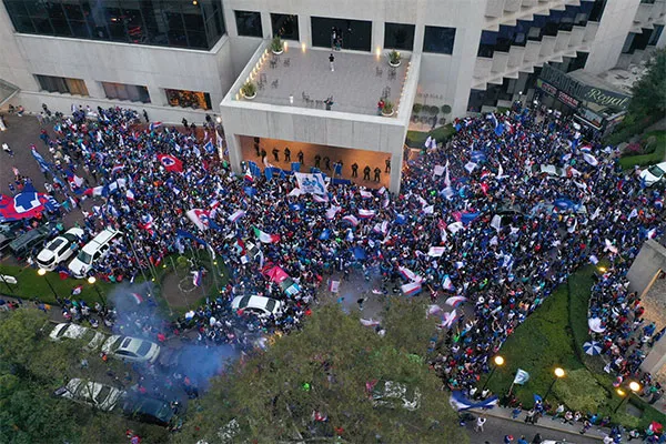 AGENCIA RÉCORD | MIGUEL PONTÓN Así lucieron las afueras del hotel donde estuvo La Máquina