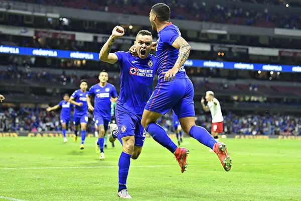 Cabecita Rodríguez festeja un gol junto a Escobar