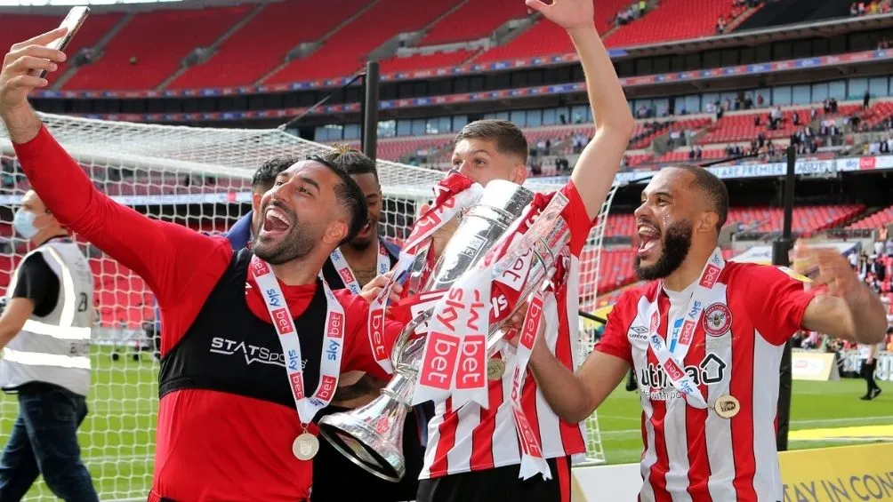 Jugadores del Brentford festejan el ascenso