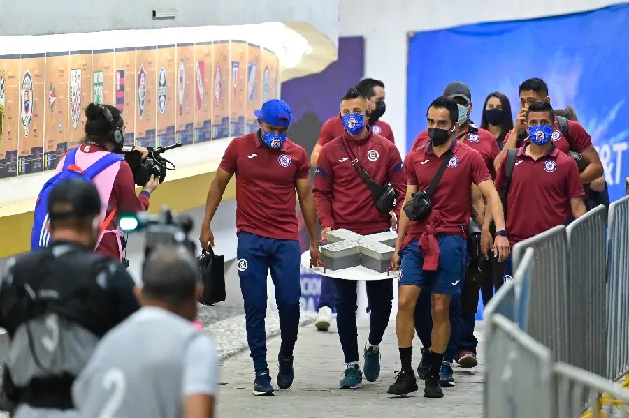 Jugadores de Cruz Azul llegando al estadio