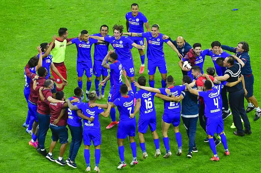Jugadores de Cruz Azul celebrando el título