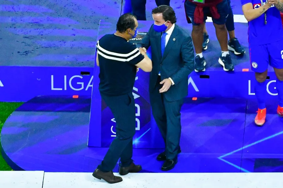 Juan Reynoso en título de Cruz Azul