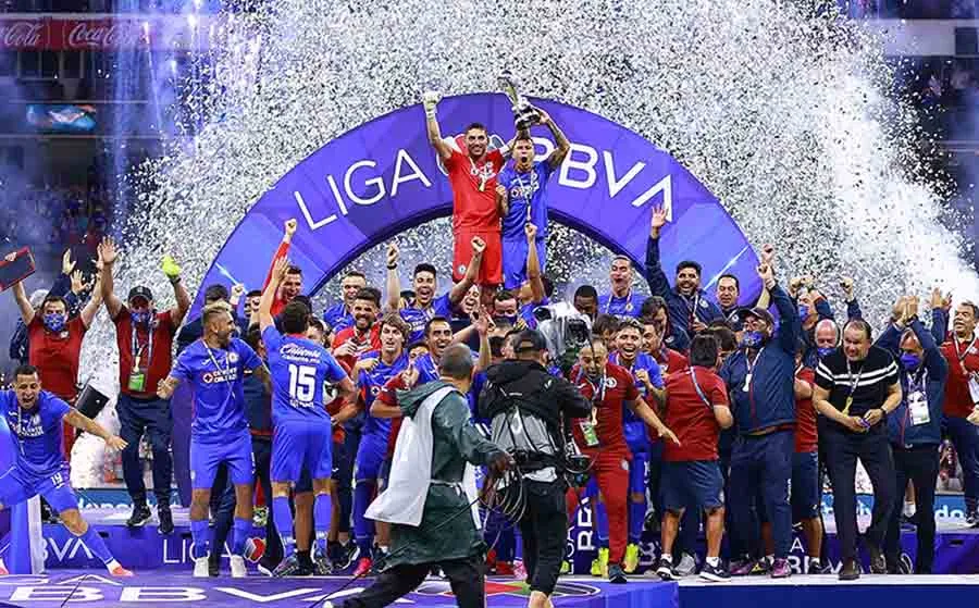 Cruz Azul alza el ´título de Liga
