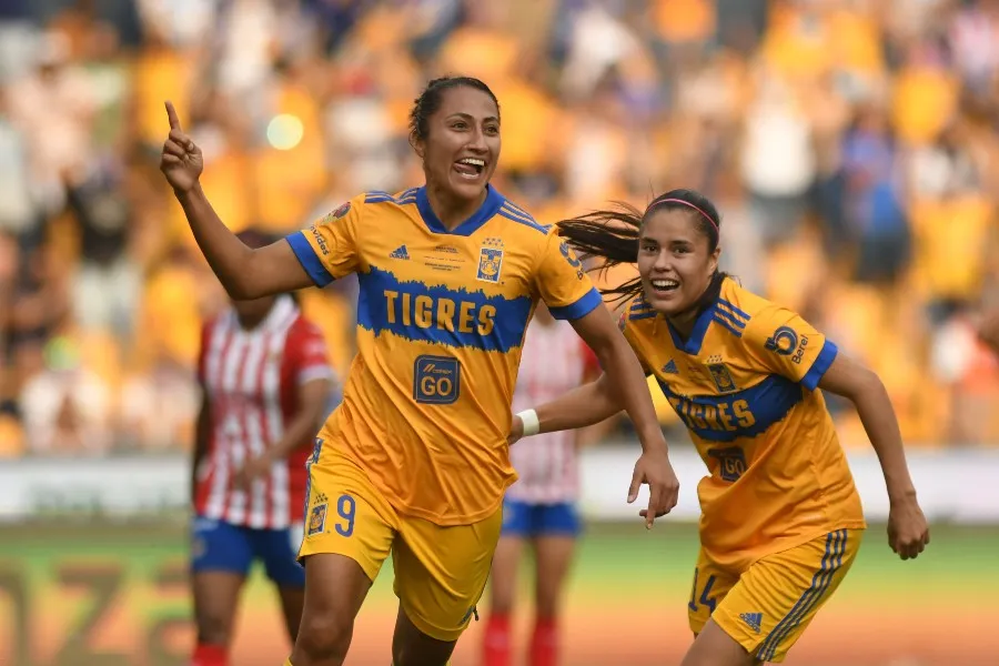 Stephany Mayor celebrando un gol vs Chivas