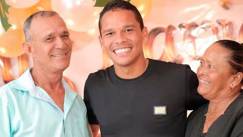 ESPECIAL Carlos Bacca posa con su señora madre