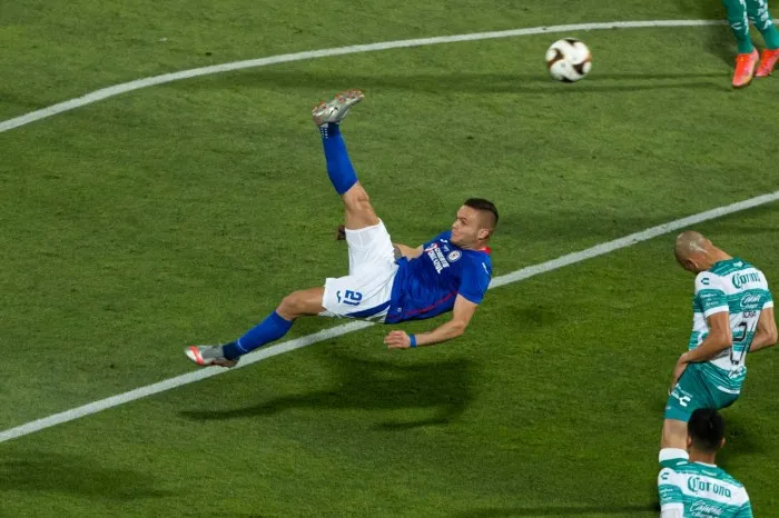 MIGUEL PONTÓN / AGENCIA RÉCORD Cabecita Rodríguez en acción con Cruz Azul