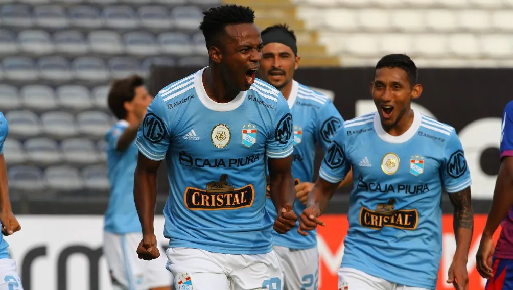 Washington Corozo en festejo con Sporting Cristal