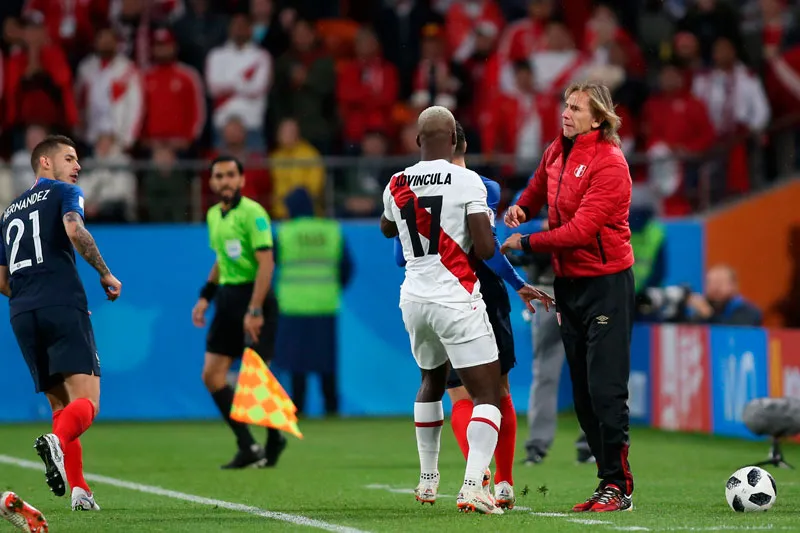 El técnico de Perú durante un partido
