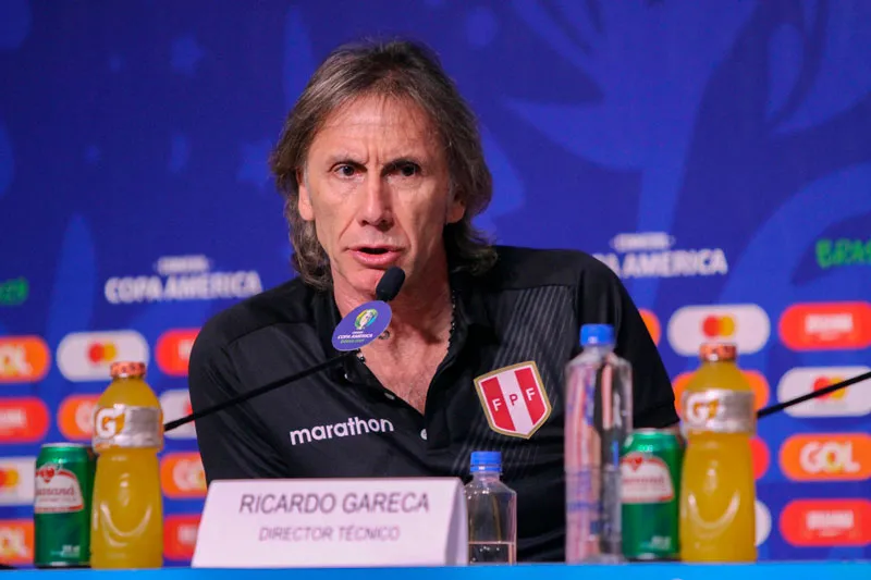 El técnico de Perú durante una conferencia de prensa