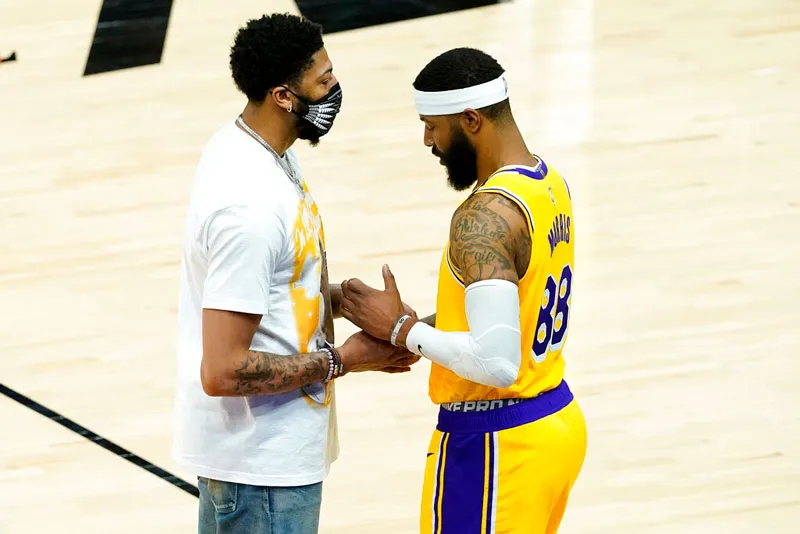 AP Anthony Davis hablando con Markieff Morris previo al Juego 5