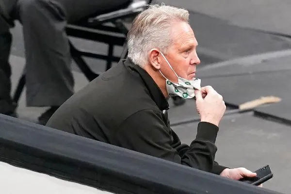 AP Danny Ainge observa juego de los Celtics