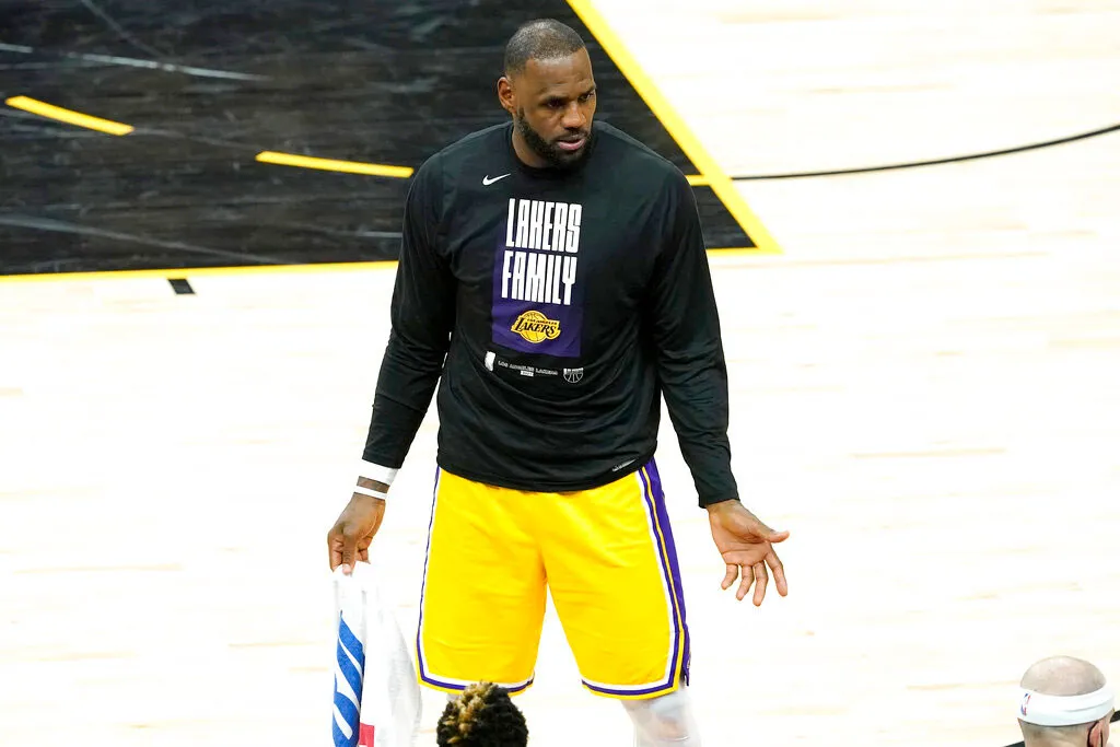 AP LeBron James, sin uniforme en los últimos minutos del Juego 5