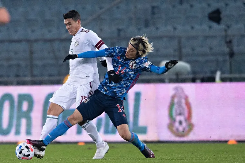 Héctor Moreno durante un partido con México