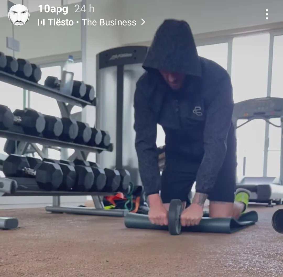 Gignac realizando una rutina de ejercicio