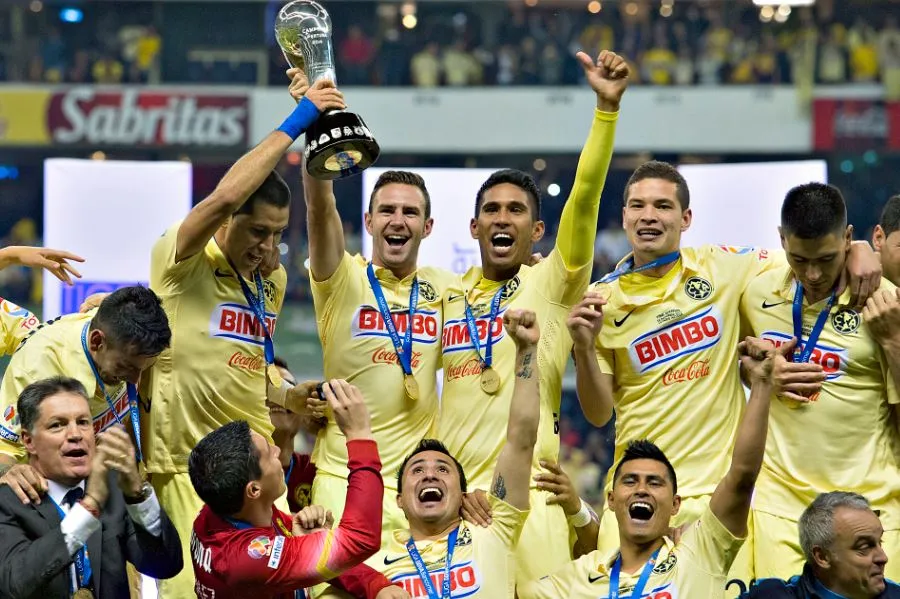 IMAGO7 Miguel Layún festeja con el Título de la Liga MX