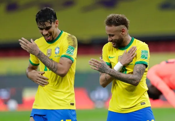 Lucas Paqueta y Neymar festejan el segundo gol de Brasil ante Ecuador