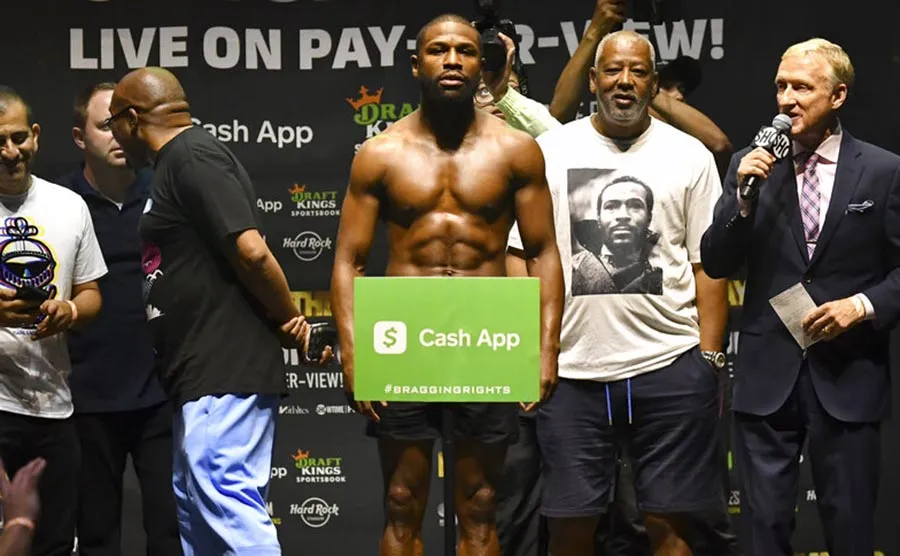 Mayweather superó el pesaje