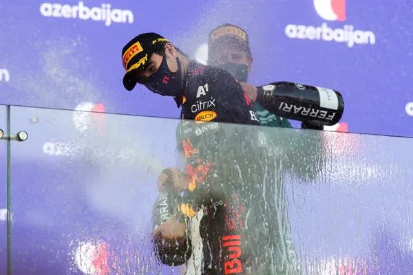 EFE Checo Pérez festejando con Sebastian Vettel