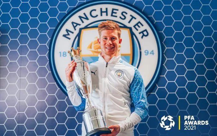 TWITTER @PFA Kevin De Bruyne, mediocampista del Manchester City, con su reconocimiento