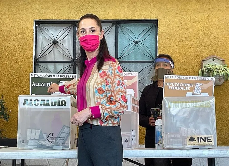 Claudia Sheinbaum votando en las Elecciones 2021