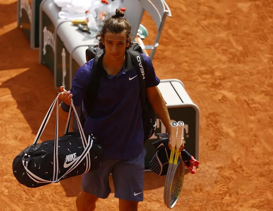 El italiano retirándose del partido