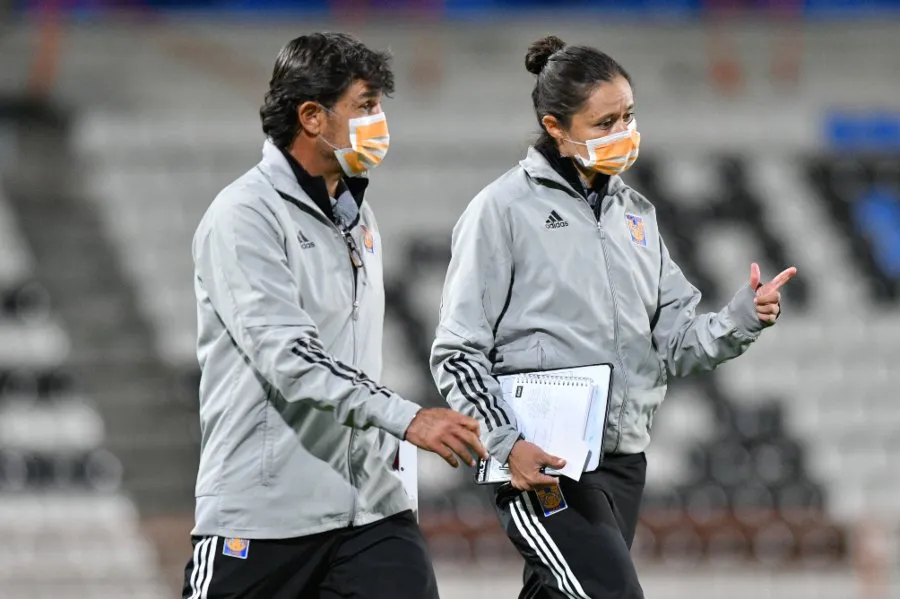 Medina con Karina Báez como su auxiliar