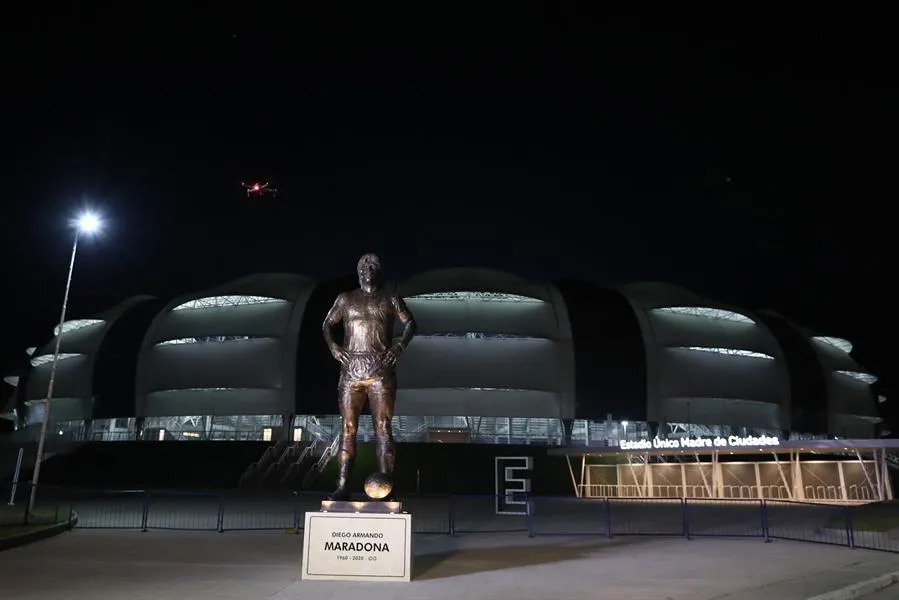 Estatua de Diego afuera del Estadio Único en Santiago del Estero