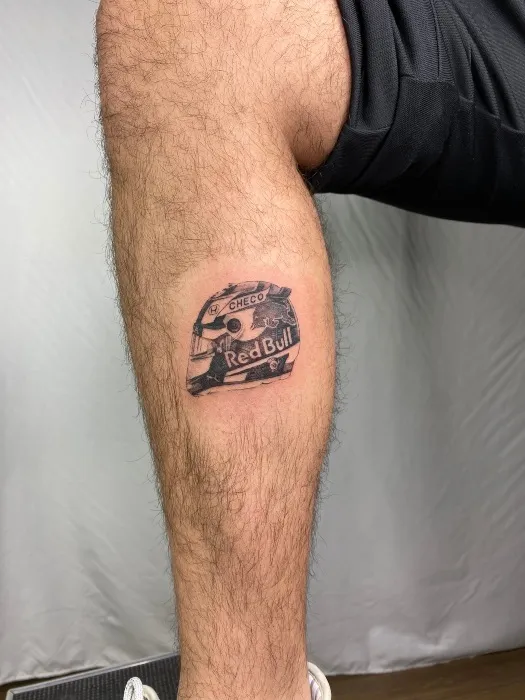 Tatuaje del casco de Checo Pérez