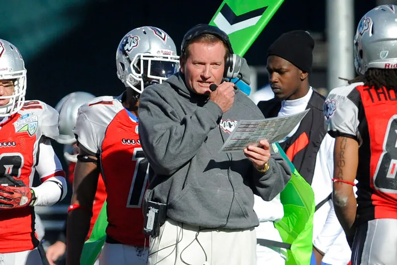 El entrenador en jefe en un partido de colegial