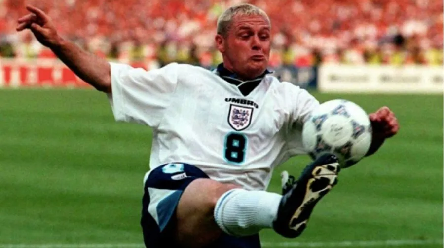 Paul Gascoigne durante un partido con Inglaterra