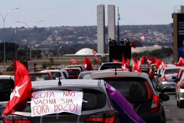 AP "Copa No. Vacuna Sí, Fuera Bolsonaro", protesta en Brasil
