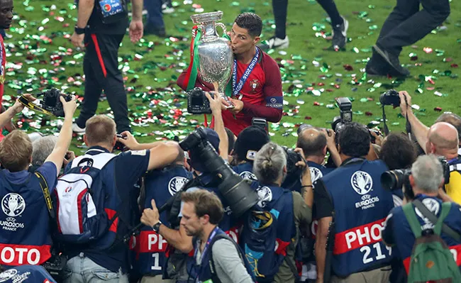 AP CR7 besa el trofeo de la Euro 2016