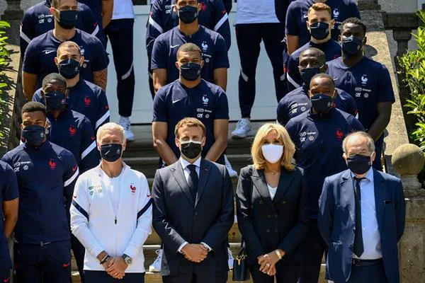 EFE Macron visitó a la selección francesa